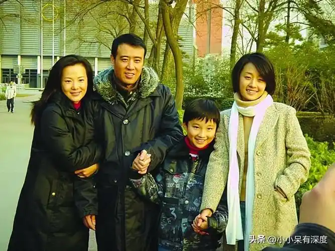 于和伟罕见晒照,隐婚多年的妻子,这么的漂亮有气质!