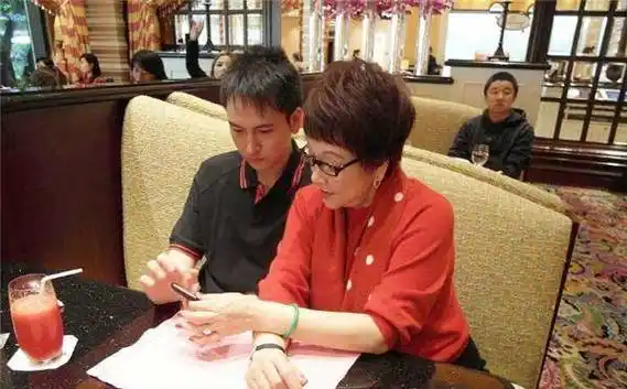 "躺赢"的百亿富豪:亲爹生前为他留下133套房,如今一套价值多少_汤珈铖