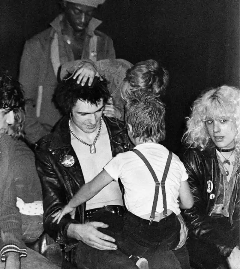 性手枪乐队贝斯sid vicious 在1977年12月25日演出前与罢工消防员的