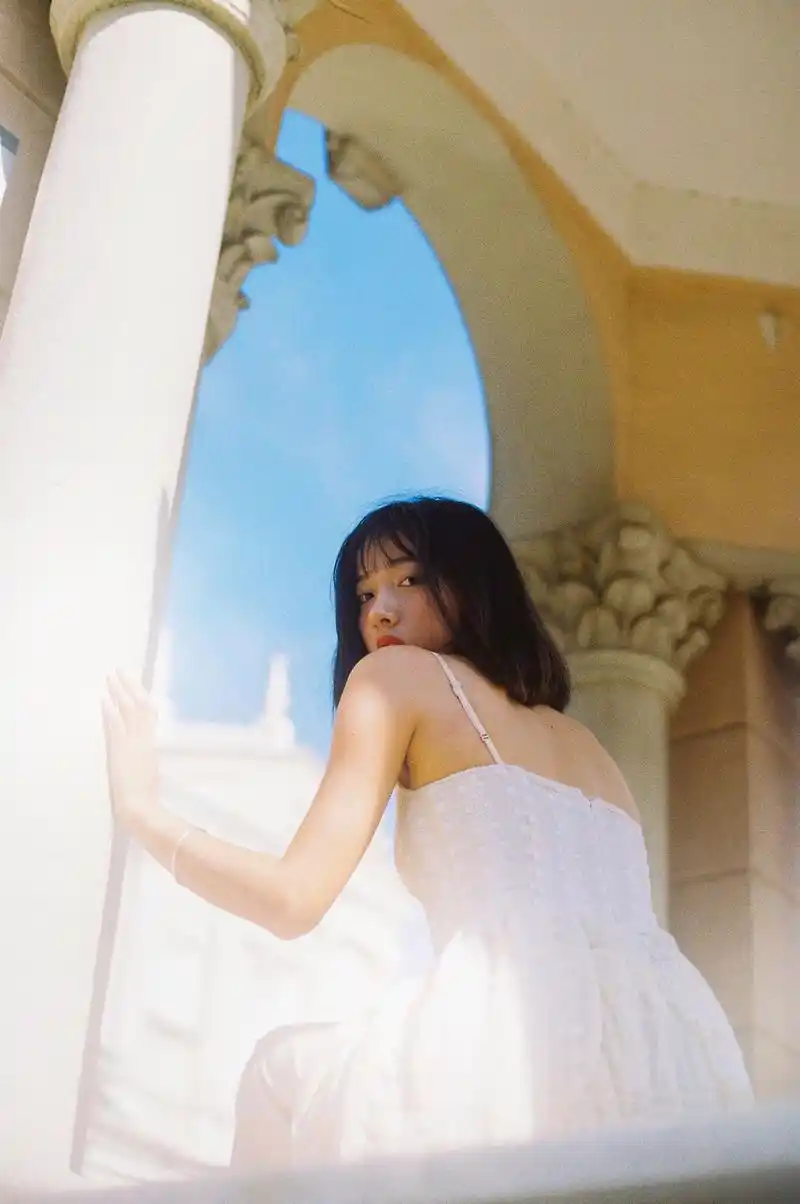 清新人像摄影:有锁骨的姑娘穿上吊带裙,清新又迷人
