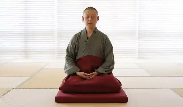 参禅打坐的正确姿势了解一下,法师亲自示范讲解