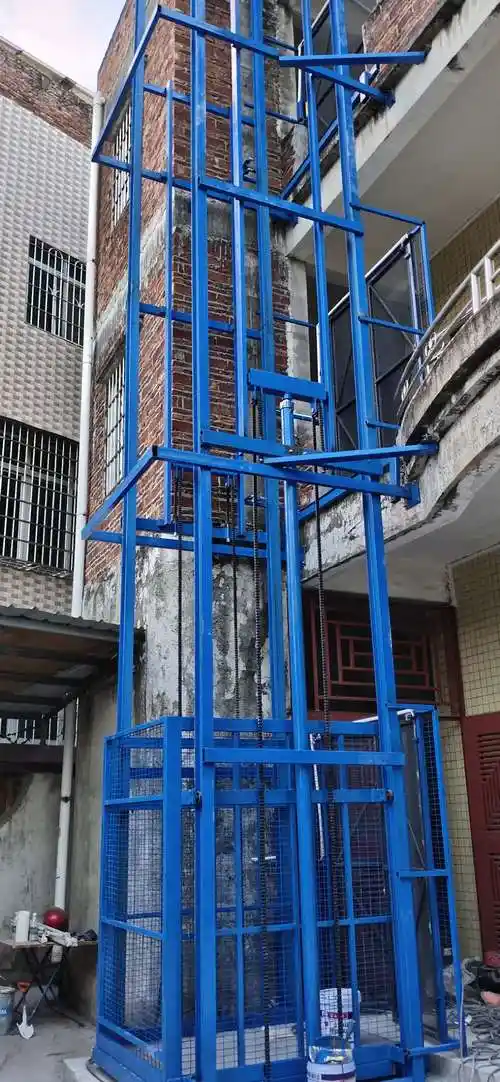 电梯的理想货物运输设备,客户可根据链条导轨式液压升降机装环境和