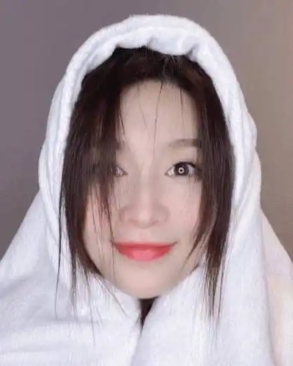 原创李沁睡到下午2点才醒晒自拍美貌营业刚起床就涂口红