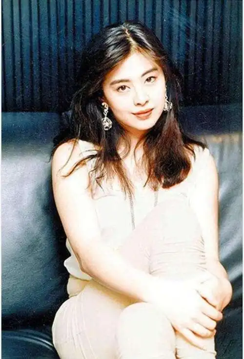 今年54岁的王祖贤,前一阵晒出近照.