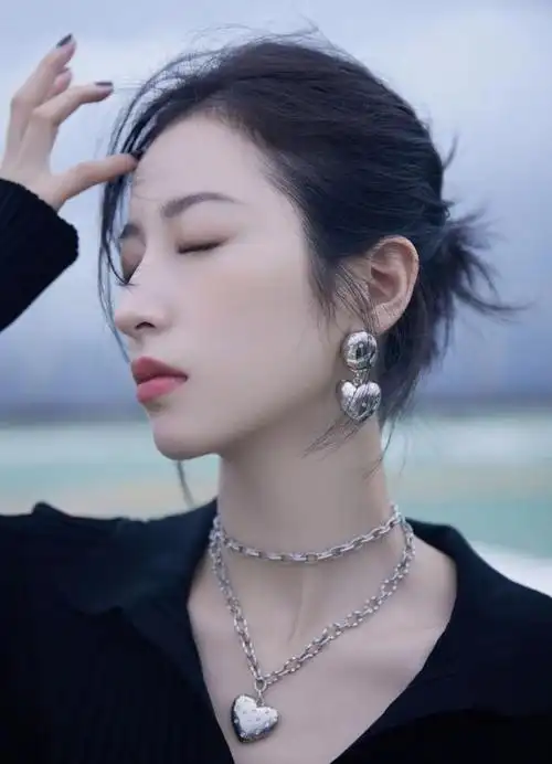 黑色短发发型女生韩范,女士黑色短发发型(是毛晓彤还是周雨彤)