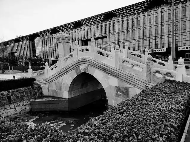 在上个世纪的旧社会,艺人想要闯出些名堂,想要出名赚钱就得去北京天桥