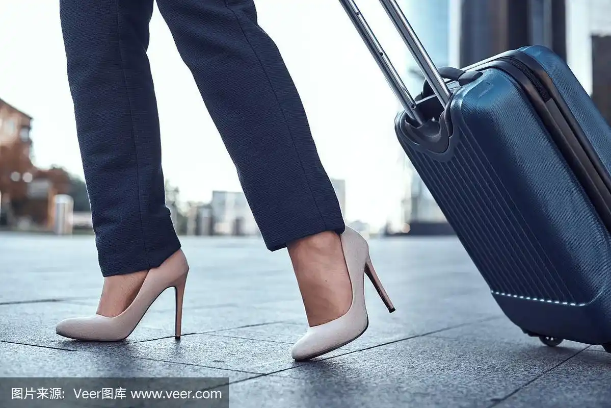 商务旅行.高跟鞋,人的脚,行李,行李箱,走路