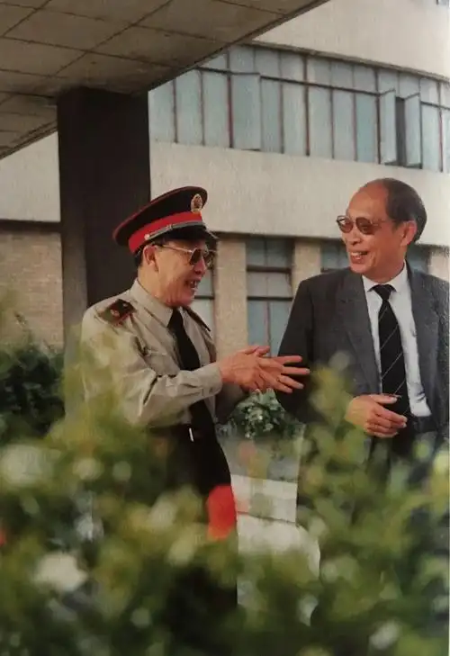 师生共忆当年结缘肝胆"裘法祖老师是我最尊敬的老师,做人,做事,写文章