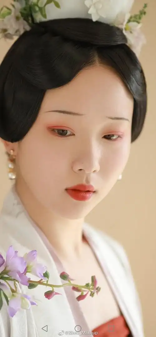 远山如黛,中国的眉毛一直都是有弧度的,柳叶眉儿,杏核眼儿,樱桃小口一