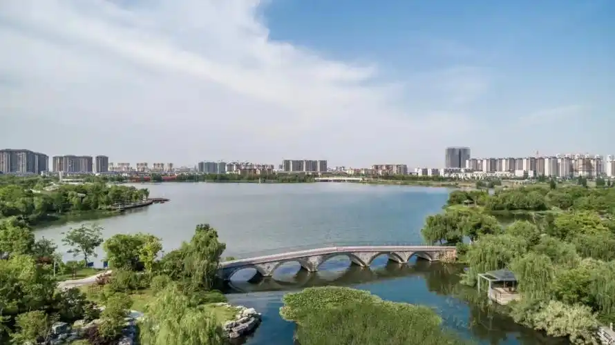 向东补足,整层不足时按户补足),并实行 袍江两湖公园实景照(图片来源