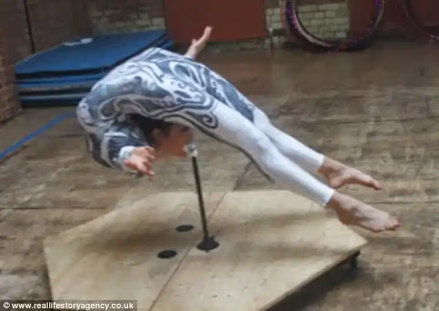 组图:柔术演员折叠身体 被称英国最"弯"女人