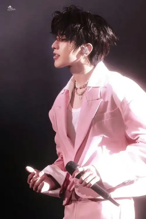 蔡徐坤戴耳环了##蔡徐坤卷毛粉色套装