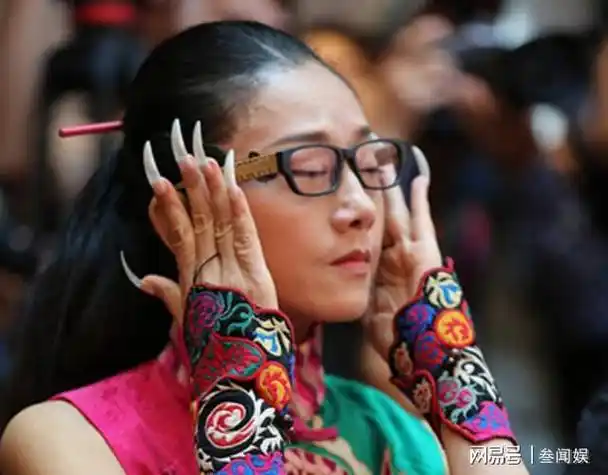 这一次,引起非议的不是杨丽萍出演"梅超风"的5cm长指甲,01而在她零几