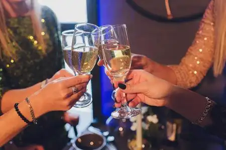 喝酒祝酒聚会.照片