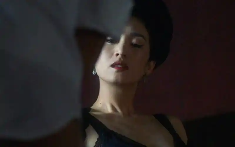 巩俐和张震的经典电影,上映时无人看懂,如今再看却只剩震撼!