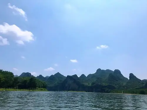 漓江,珠江流域支流,活生生的一幅山水水墨画,也是二十元人民币背景