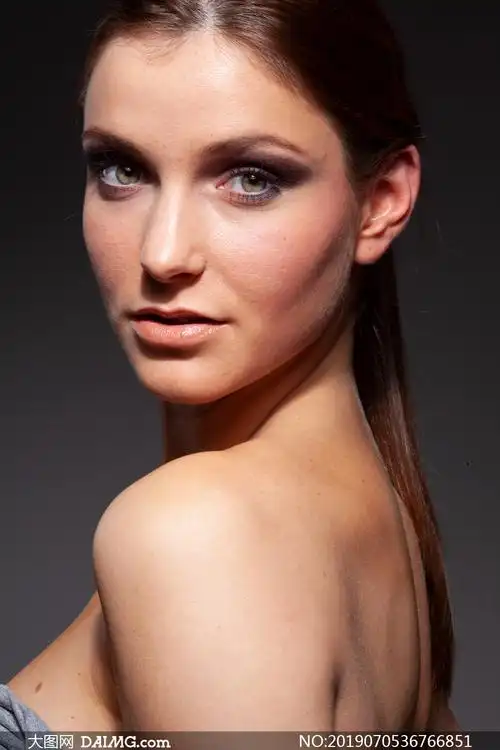 脸上带微笑的美女人像摄影原片素材