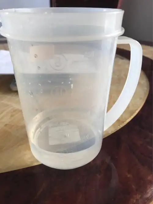 杯子装有100毫升的水