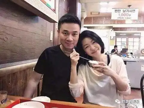 但往深层次想,要真有婚姻危机,仅仅靠一个有瘦身功效的"磁石肚脐贴"就