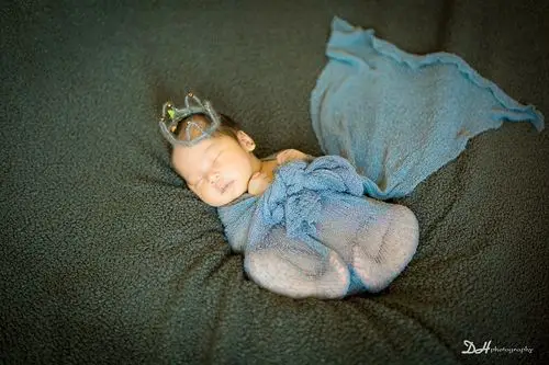 新生儿摄影不仅记录宝宝最纯真的模样,也更能传达父母对宝宝特有的爱!