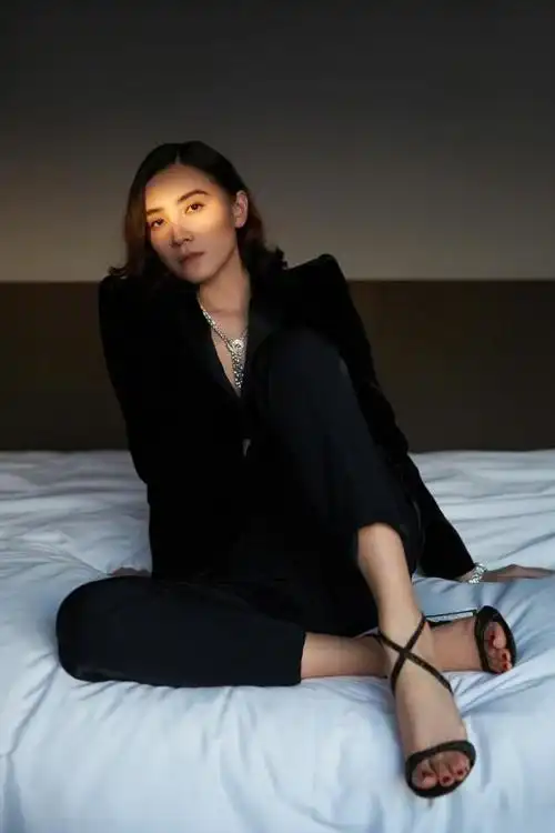 39岁宋佳终于放开了穿镂空上衣大胆秀身材女人味儿直线飙升