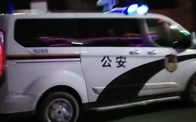 警车开警报出警