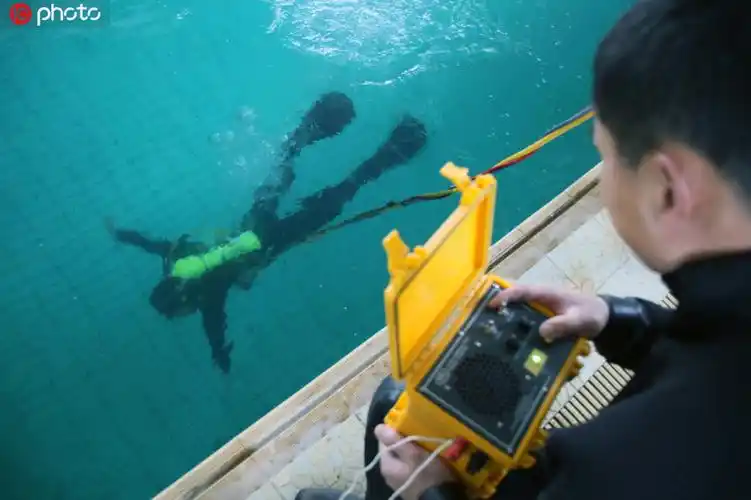 山东烟台消防"蛙人"训练忙_潜水