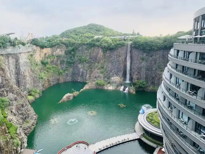 上海佘山世茂深坑酒店