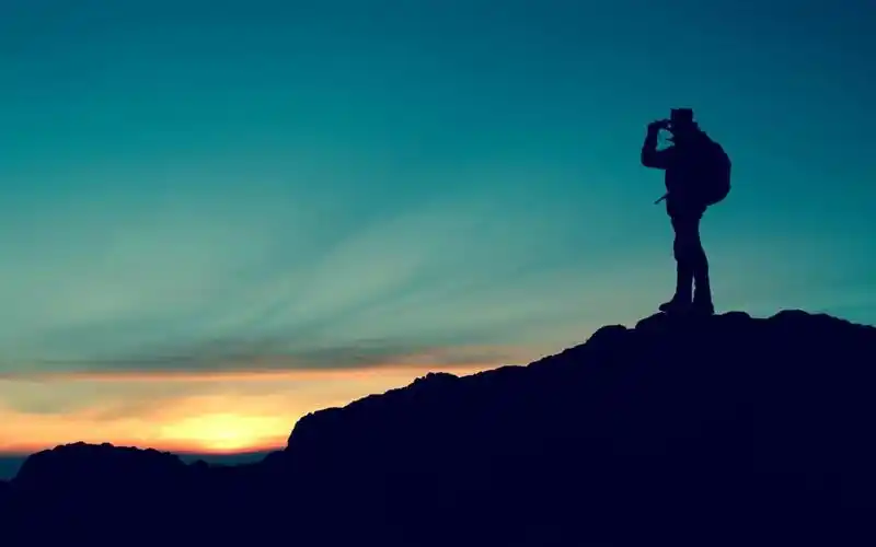 傍晚夕阳下一个男人孤独的背影