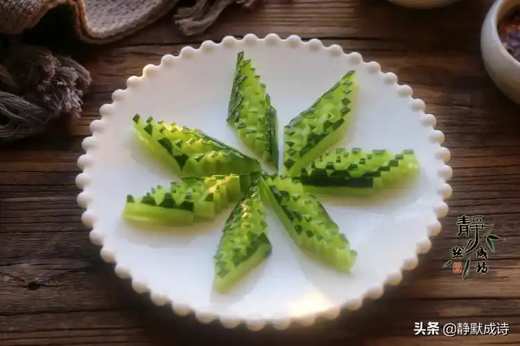过年家宴上,把黄瓜切个新花样,好看易学,比拍好看太多了