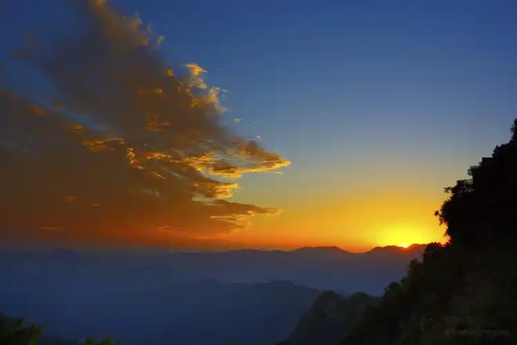 金顶的日出很有名,没想到日落也很美,正好碰上了这不一般的