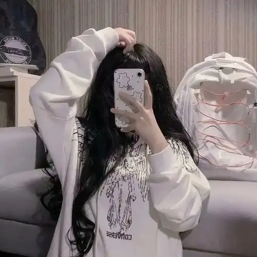 简单遮住脸的女生头像