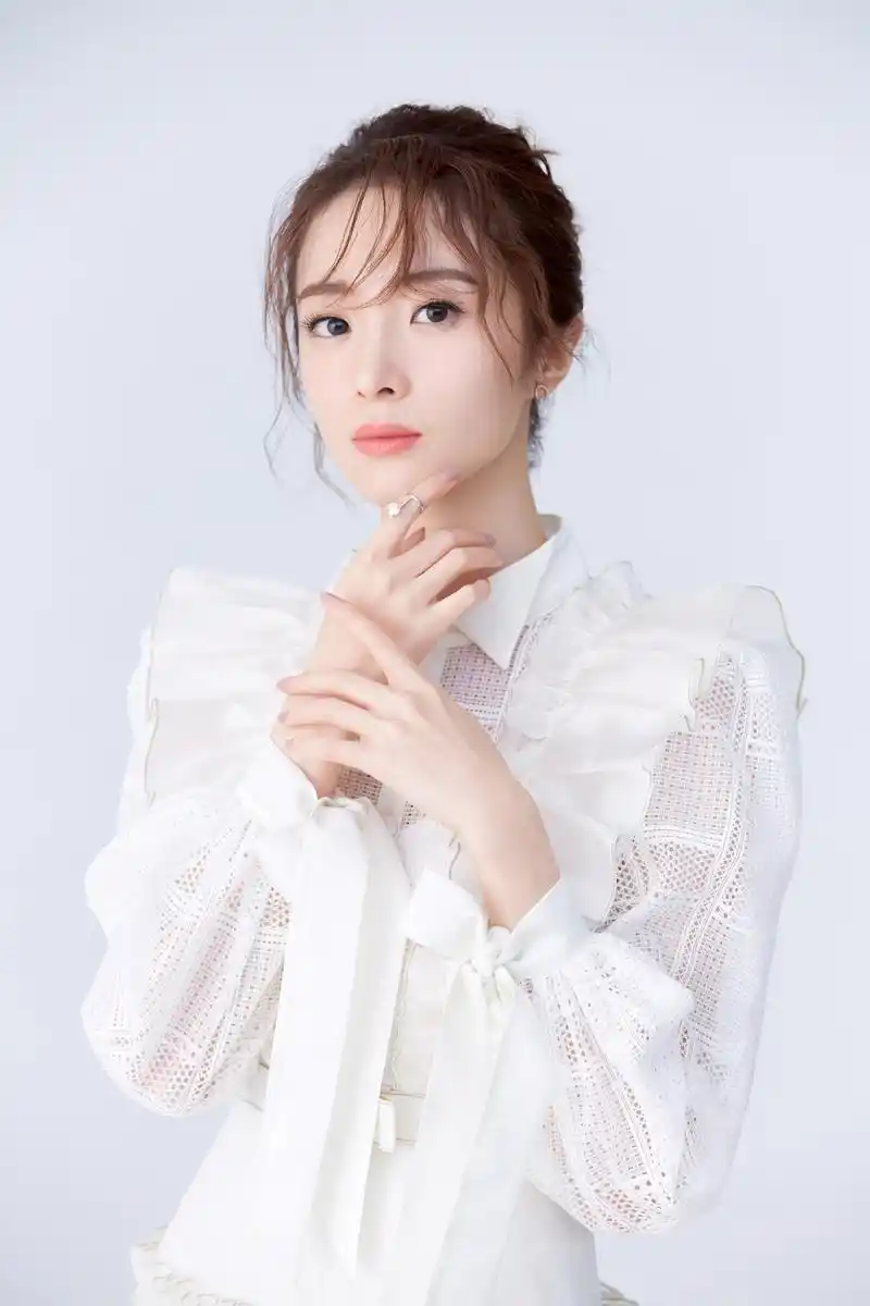 胡冰卿白裙写真曝光 清雅恬淡气质凸显