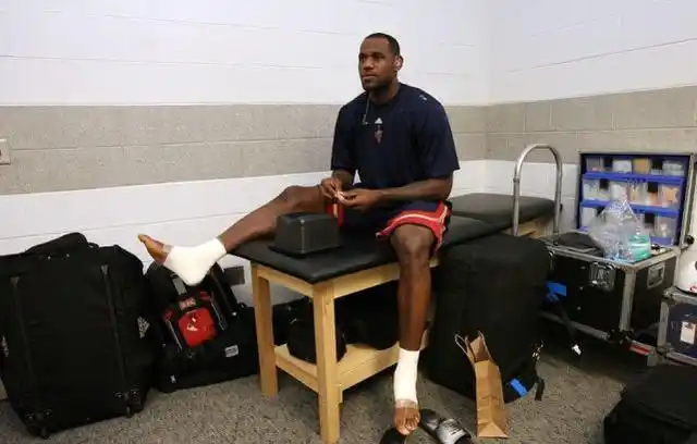 触目惊心!詹姆斯自曝剪脚趾甲5个小时,脚趾如今已严重变形