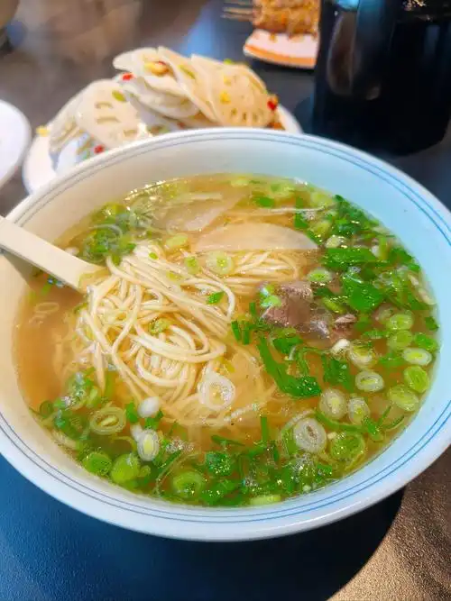 福彩路上的清汤牛肉面,不想做饭的时候就来吃.汤不油腻,但是很鲜