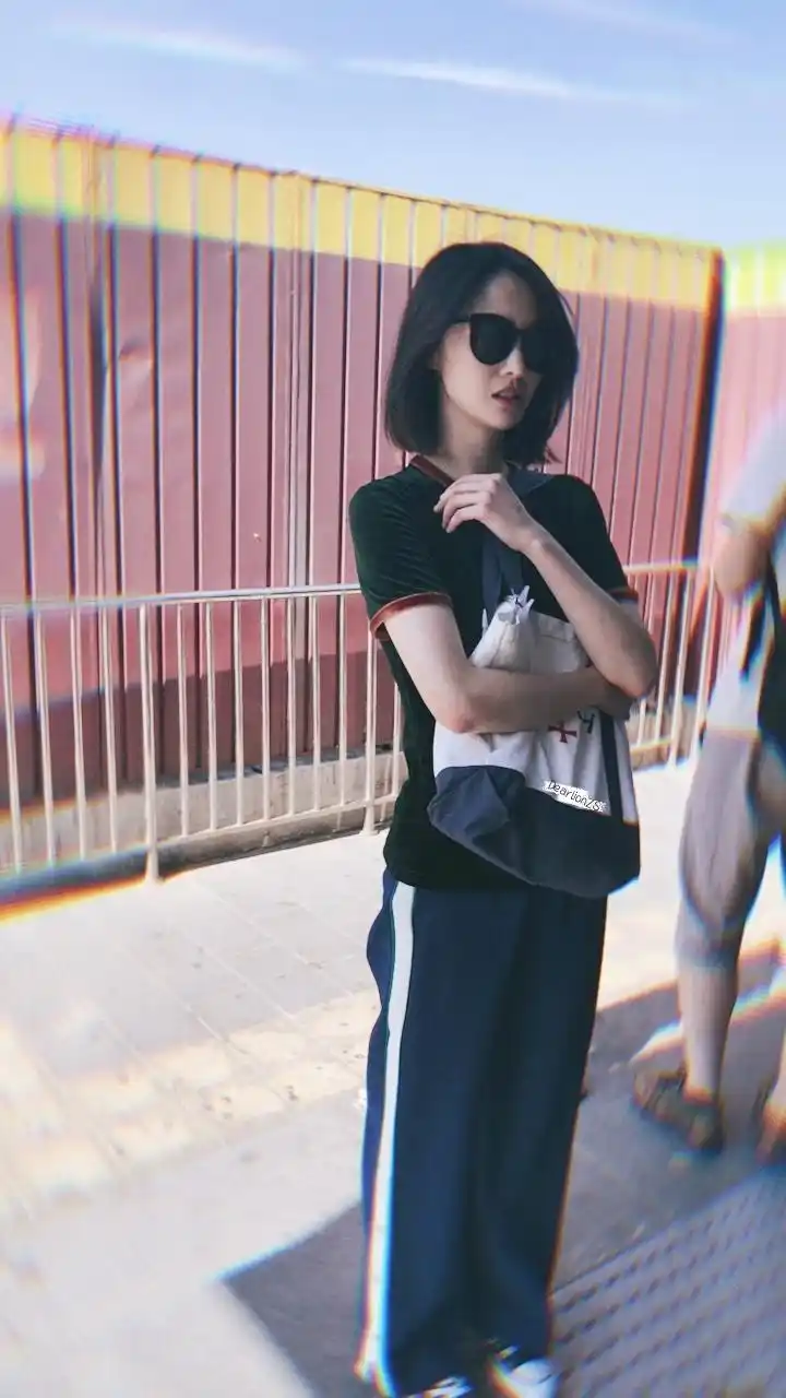 郑爽近日的非路透饭拍 "半永久"阔腿裤再次出镜