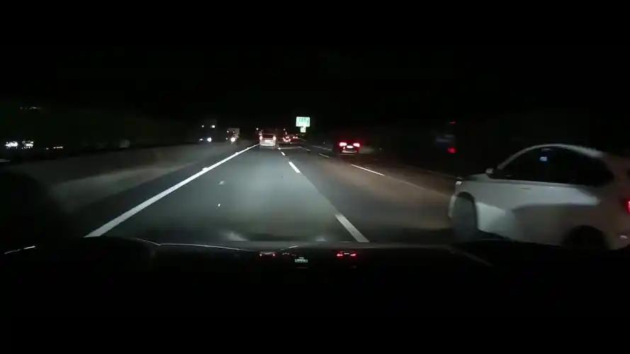 大晚上在高速里停车车后也没有警示这可太吓人了车生活全民拍车汽车