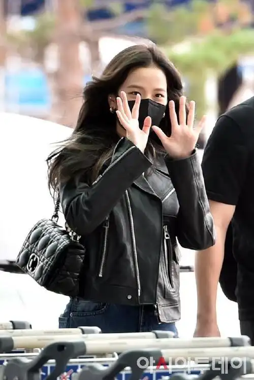 金智秀仁川机场出境新闻图