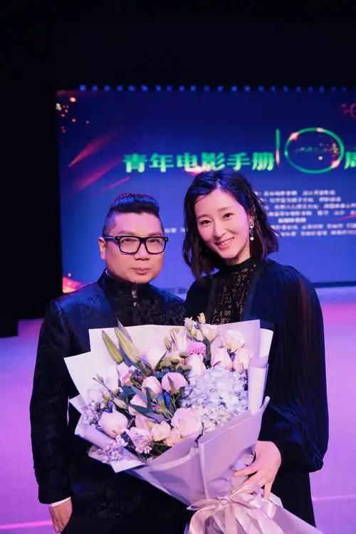 吕星辰获十年华语青年演员奖 与杜江同台领奖