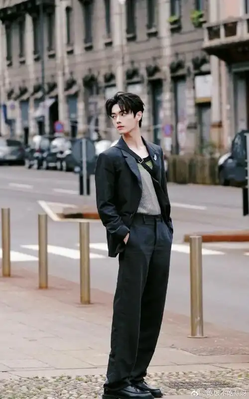 许凯腰身比##许凯超模腿