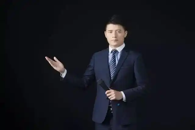 别忘了,站姿得当目光散到全场.