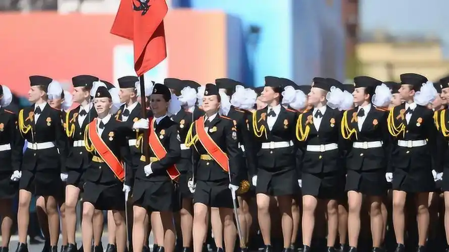 巾帼不让须眉俄罗斯胜利日大阅兵女兵踩正步高调亮相