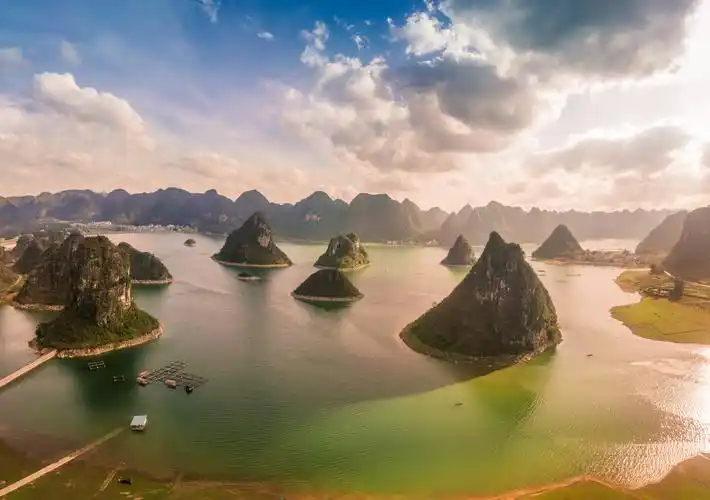 广西百色渠洋湖喀斯特地貌