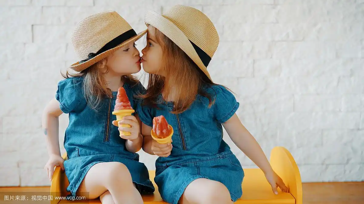 小女孩们亲吻自己,等待夏天的到来