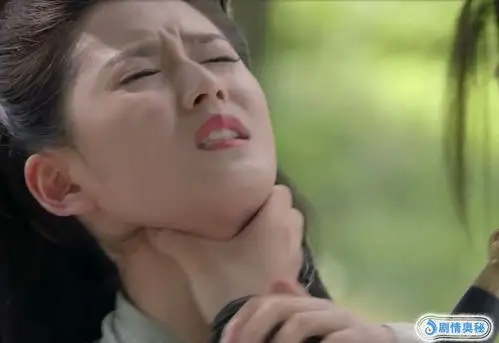 新倚天:白眉鹰王被元兵杀死,张无忌狠掐赵敏脖子:你我恩断义绝