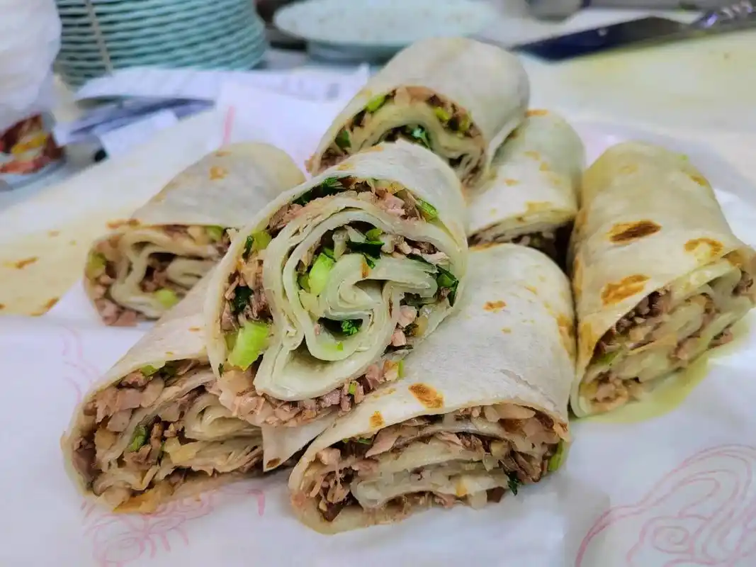 平原师范家属院对过熏肉卷饼#大饼卷一切 #想吃的来吧 #天 - 抖音