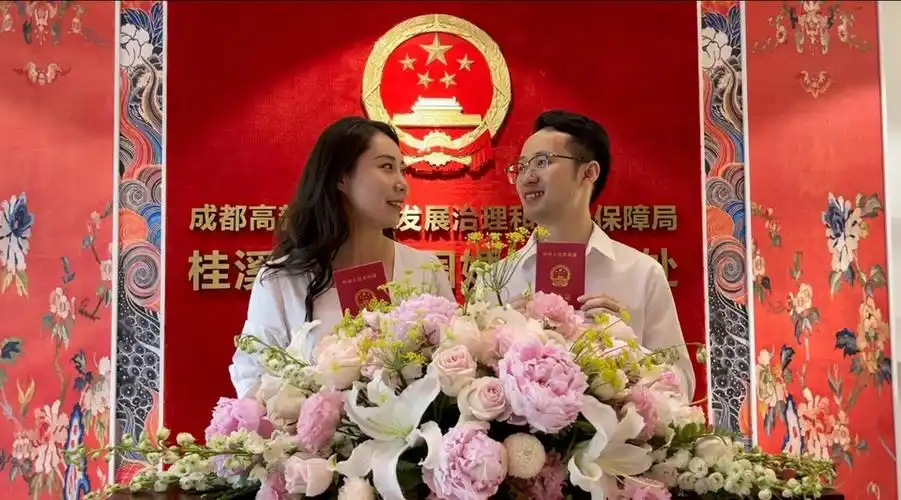 520爱的告白 成都5130对新人5.20登记结婚 近2000对新人公园里"扯证"