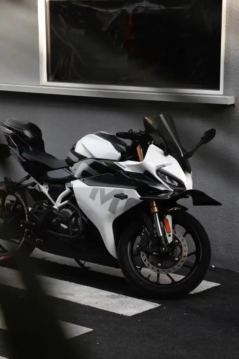 春风250sr摩托车跑车 my22单摇臂 23.2月底的车  - 抖音