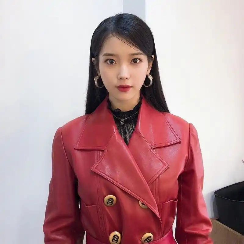 【 iu红色皮衣  】昨天,iu在ins分享了一组身穿红色皮衣的照片.