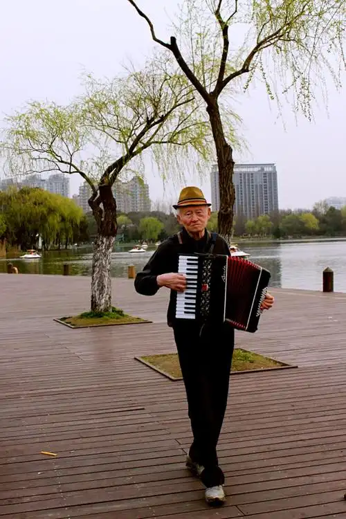 拉手风琴的老人 - 美篇